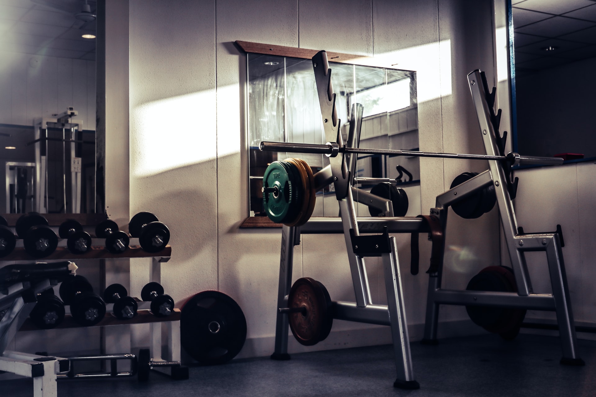 Puesto de pesas en un gimnasio